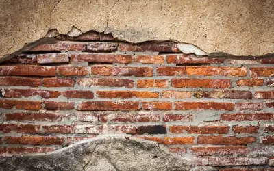 Pękające ściany? Jak skutecznie wzmocnić fundamenty starego domu