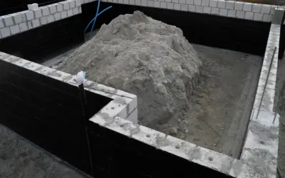 Jaki materiał do zasypki fundamentów? Uniknij kosztownych błędów!