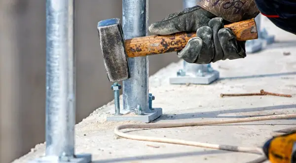 Kotwa M10 do betonu: jak wybrać i zamontować bezbłędnie?