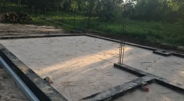 Zima to wróg fundamentów? Zabezpiecz je i oszczędź na naprawach!