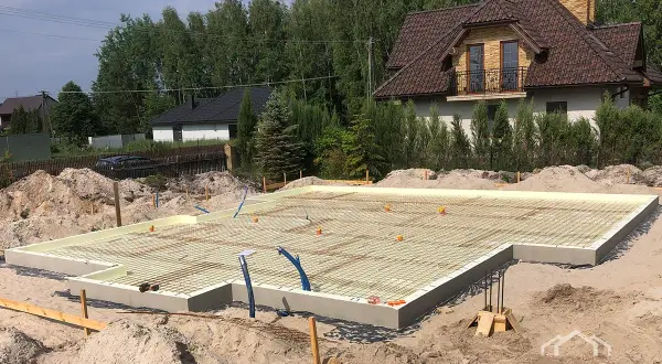 Fundament pod dom szkieletowy: Płyta czy ławy? Koszty i najlepszy wybór
